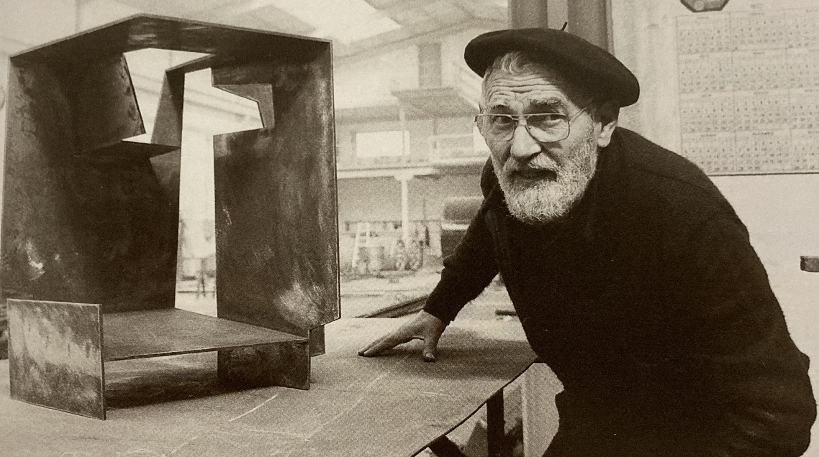 Jorge Oteiza nel suo studio, 1976. Crediti fotografici: Fondazione Museo Oteiza